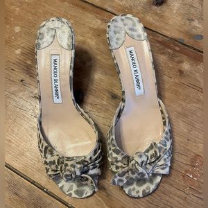 manolo blahnik metallic leopard sandals with a bow!!!